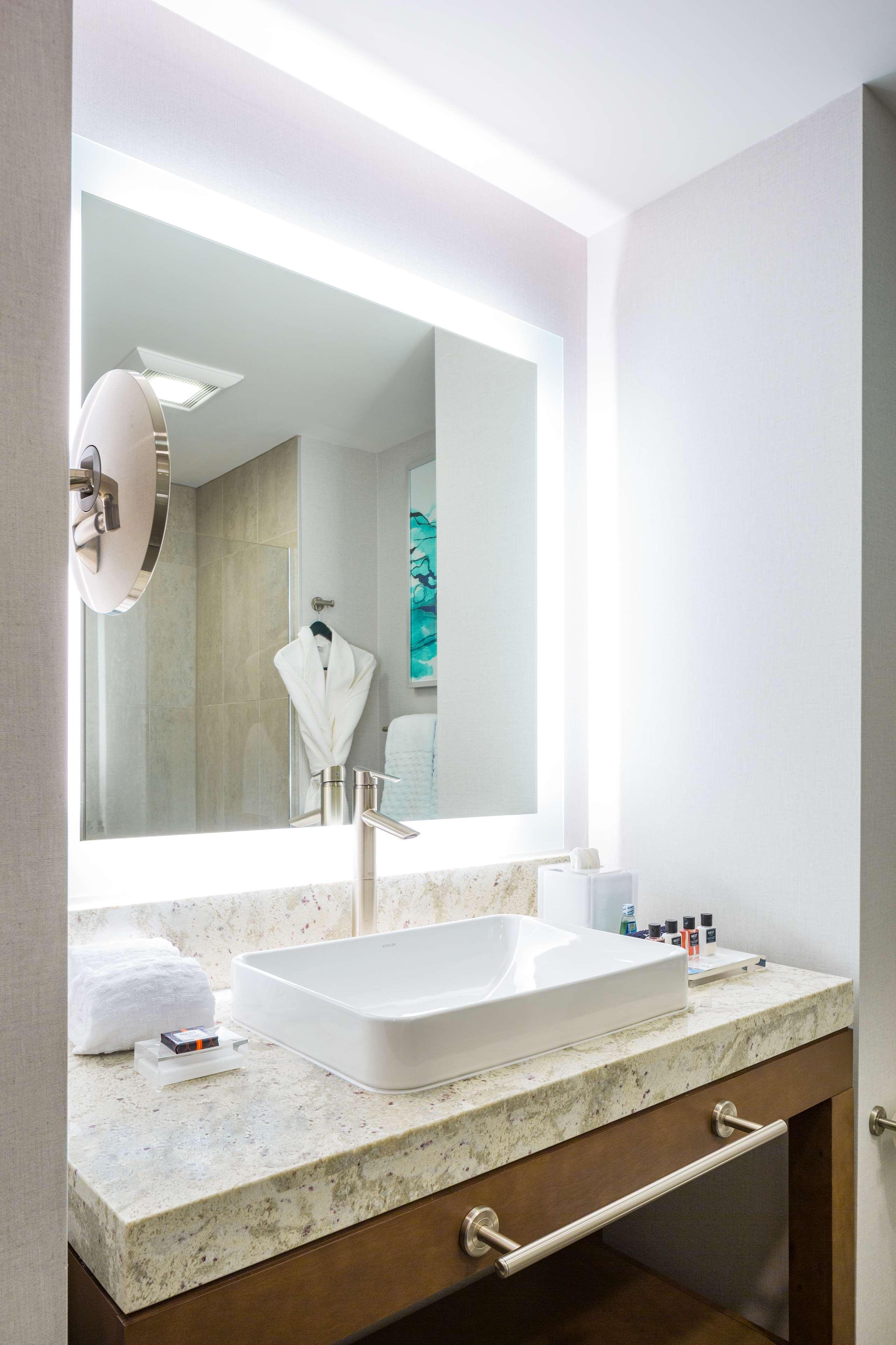 Best Western Premier Hotel At Fisher'S Landing Vancouver Exteriör bild